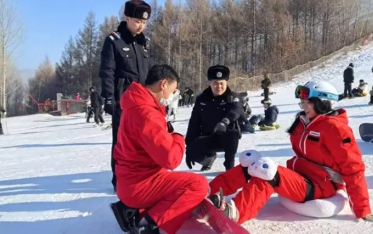 冰城公安：“一景一策” 筑牢冬季护游防线